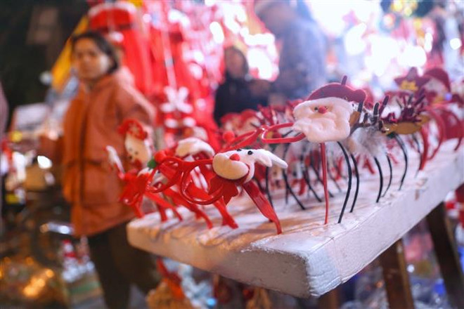 Hà Nội: Cận kề Giáng sinh, thị trường đồ trang trí thêm sôi động ảnh 2