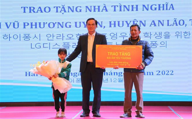 Ông Suk Myung Su, Tổng Giám đốc Tổ hợp LG Display Việt Nam, trao quà tặng xây Mái ấm tình thương cho học sinh nghèo trên địa bàn huyện An Lão. (Ảnh: Minh Thu/TTXVN) Thành phố Hải Phòng tạo sức hút với các nhà đầu tư Hàn Quốc ảnh 2