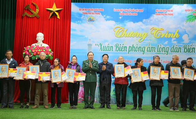 Bộ đội Biên phòng Hải Phòng tặng quà nhân dân khu vực biên giới biển ảnh 1