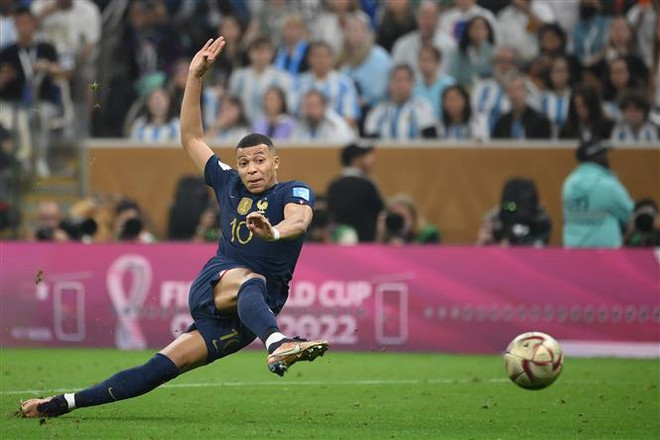 Mbappe lập siêu phẩm, cân bằng tỷ số 2-2 cho đội nhà trước tuyển Argentina. (Ảnh: AFP/TTXVN) 'Vua bóng đá' Pele ca ngợi Lionel Messi, Mbappe và Neymar ảnh 1