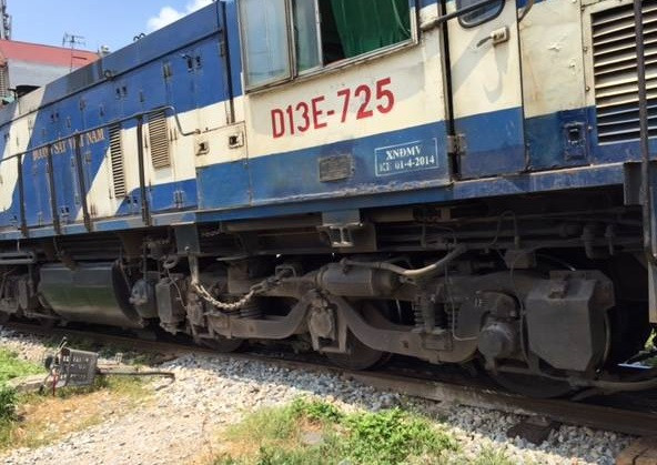 Cụ ông thoát chết trong gang tấc sau khi cố băng qua đường ray ảnh 1