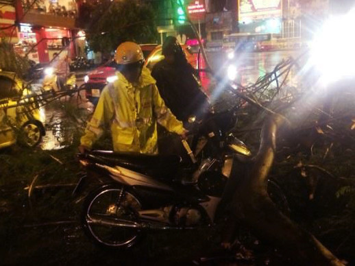 Giữa cơn giông, một người đàn ông thoát chết trong gang tấc ảnh 1