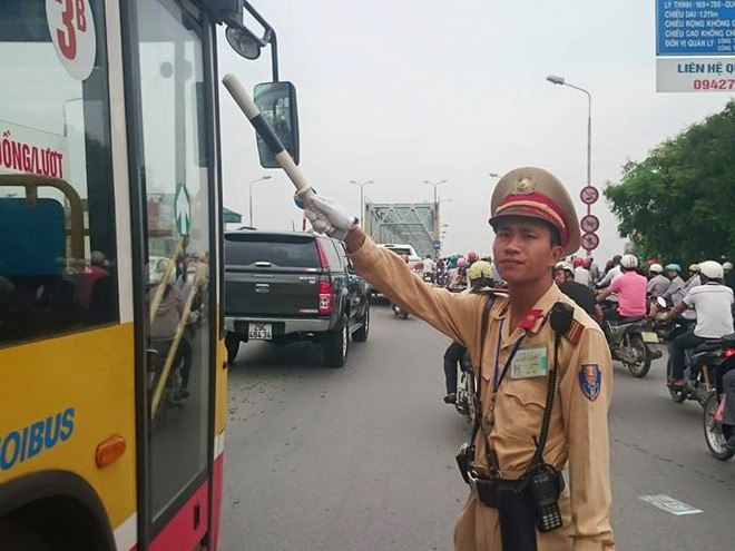 Hai ngày xảy ra 5 vụ tự tử tại cầu Chương Dương, 1 người mất tích ảnh 1