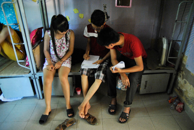 Thi THPT 2015: Phụ huynh và học sinh hồi hộp trước giờ G ảnh 1