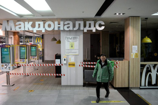 Nhà hàng McDonald's tại một trung tâm thương mại ở Moskva đã đóng cửa. (Nguồn: AFP/Getty Images) Điều gì đang níu chân các doanh nghiệp quốc tế ở lại Nga? ảnh 1