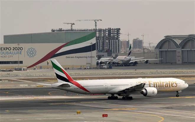 Máy bay của hãng hàng không Emirates tại sân bay quốc tế Dubai, UAE. (Ảnh: AFP/TTXVN) Hãng hàng không Emirates tiếp tục khai thác chuyến bay đến Nga ảnh 1