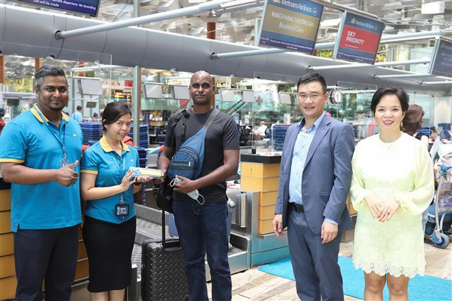Hành khách phấn khởi với chuyến bay bình thường mới Việt Nam-Singapore ảnh 1