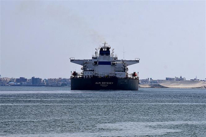 Tàu hàng di chuyển qua kênh đào Suez, Ai Cập ngày 30/3/2021. (Ảnh: AFP/TTXVN) Xung đột Nga-Ukraine gần như không ảnh hưởng đến kênh đào Suez ảnh 1
