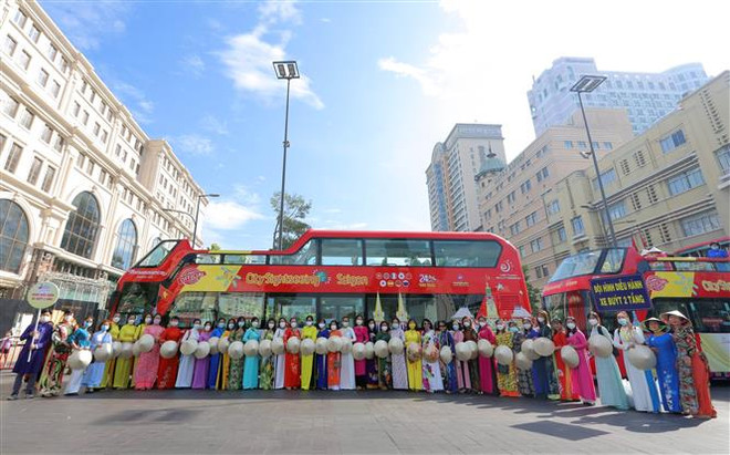 Thành phố Hồ Chí Minh tổ chức diễu hành 'Tôi yêu Áo dài Việt Nam' ảnh 2