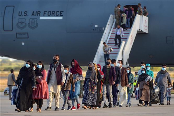 Máy bay quân sự của Mỹ đưa người tị nạn Afghanistan từ Kabul tới căn cứ hải quân Rota, Tây Ban Nha, ngày 31/8/2021. (Ảnh: AFP/TTXVN) Mỹ gia hạn quy chế bảo vệ tạm thời cho người Afghanistan ảnh 1