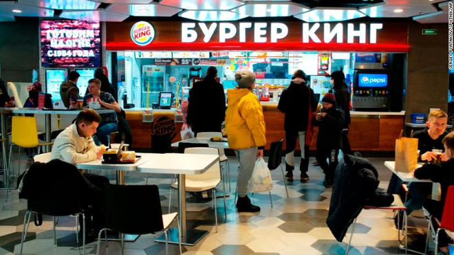 Một cửa hàng Burger King ở Moskva. (Nguồn: CNN) Điều gì đang níu chân các doanh nghiệp quốc tế ở lại Nga? ảnh 2