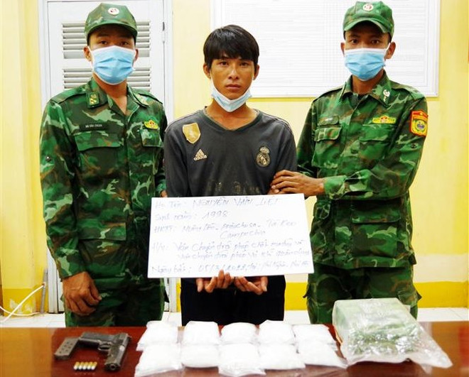 An Giang: Bắt đối tượng mang theo súng cùng 2kg hàng nghi ma túy đá ảnh 1