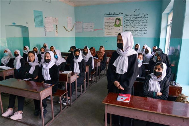 Học sinh gái tại một trường học tại Kabul, Afghanistan, ngày 23/3/2022. (Ảnh: AFP/TTXVN) Taliban kéo dài lệnh đóng cửa các trường trung học cho nữ sinh ảnh 1