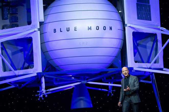 Tỷ phú Jeff Bezos giới thiệu tàu đổ bộ mặt trăng Blue Moon tại một sự kiện của Blue Origin ở Washington, DC, Mỹ, ngày 9/5/2019. (Ảnh: AFP/TTXVN) Blue Origin thông báo hoãn kế hoạch phóng tàu du lịch vũ trụ ảnh 1