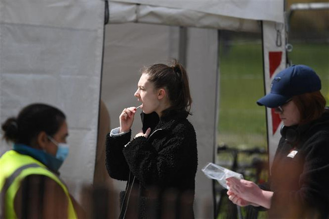 Giới chuyên gia tại Anh nhận định về nguy cơ tái nhiễm Omicron ảnh 1