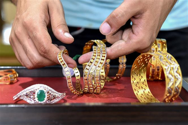 Giá vàng châu Á vượt mốc 2.000 USD mỗi ounce trong phiên 8/3 ảnh 1