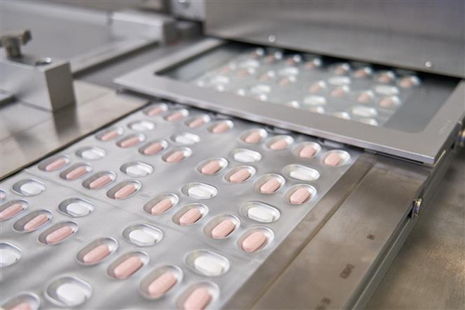 Thuốc Paxlovid điều trị COVID-19 của hãng dược phẩm Pfizer (Mỹ). (Ảnh: AFP/TTXVN) Hãng Pfizer bán 4 triệu liệu trình thuốc uống Paxlovid cho UNICEF ảnh 1