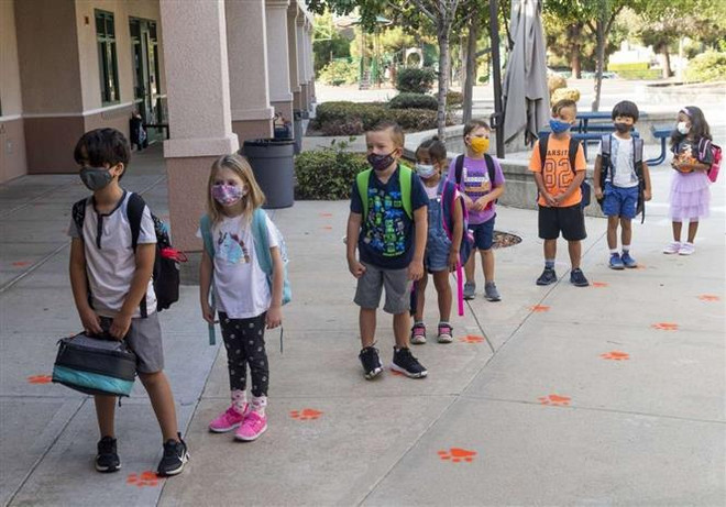 Chuyên gia y tế Canada khuyến nghị chưa nên bỏ khẩu trang ở trường học ảnh 1