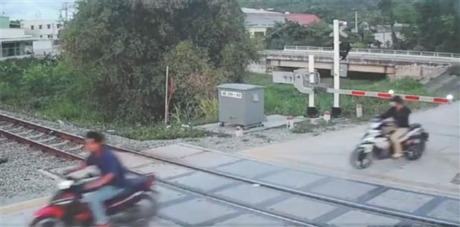Bình Định: Cố vượt qua gác chắn khi có tàu hỏa, một người tử vong ảnh 1