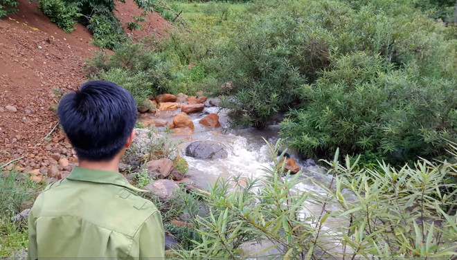 Bài 4: Hệ lụy kép từ vụ để rò rỉ hóa chất ra suối thượng nguồn ảnh 1