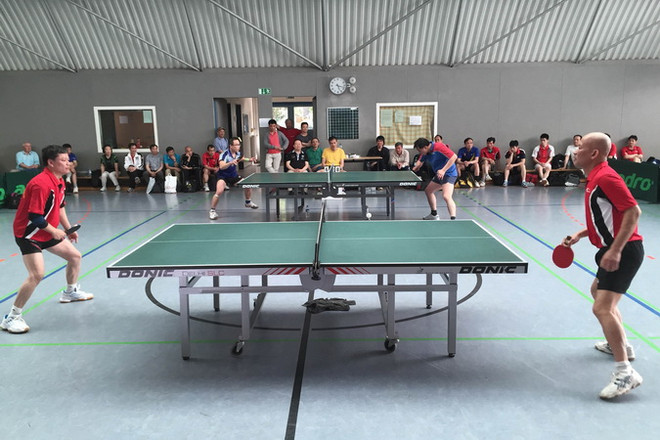 Các tay vợt thi đấu tại giải. (Ảnh: Mạnh Hùng/Vietnam+) 45 tay vợt tham gia giải thi đấu bóng bàn Việt Nam tại Berlin ảnh 1