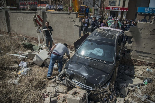 [Photo] Phụ nữ lái xe đâm thủng bức tường như phim hành động ảnh 2