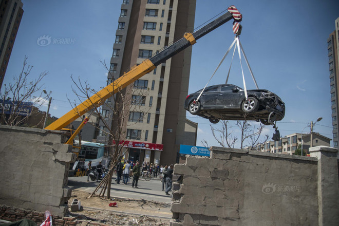 [Photo] Phụ nữ lái xe đâm thủng bức tường như phim hành động ảnh 4