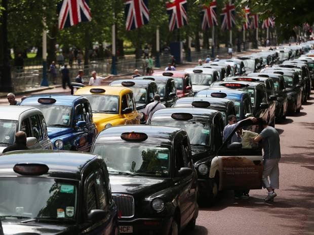 Biểu tình phản đối Uber gây tê liệt giao thông gần nhà Quốc hội Anh ảnh 1