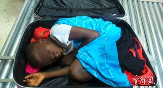 Phát hiện bé trai 8 tuổi nằm gọn trong hành lý khách du lịch ảnh 1