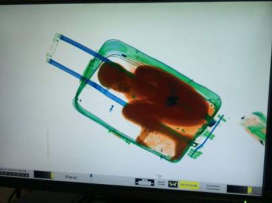 Phát hiện bé trai 8 tuổi nằm gọn trong hành lý khách du lịch ảnh 2