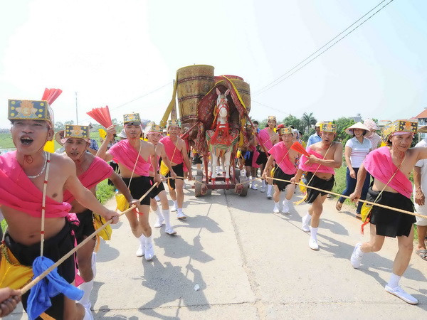Hàng chục nghìn người tham gia hội Gióng bất chấp trời nắng gắt ảnh 1