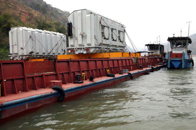 Sà lan kẹt dưới gầm cầu đường sắt, ảnh hưởng hành trình tàu Bắc-Nam ảnh 1