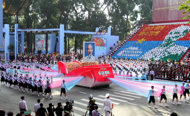 Trưng bày tranh Chủ tịch Hồ Chí Minh kết từ hàng vạn bông sen ảnh 1