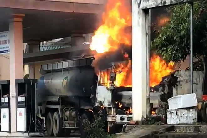 Sơn La: Xe bồn tiếp nhiên liệu bốc cháy tại cây xăng ở Sông Mã ảnh 1
