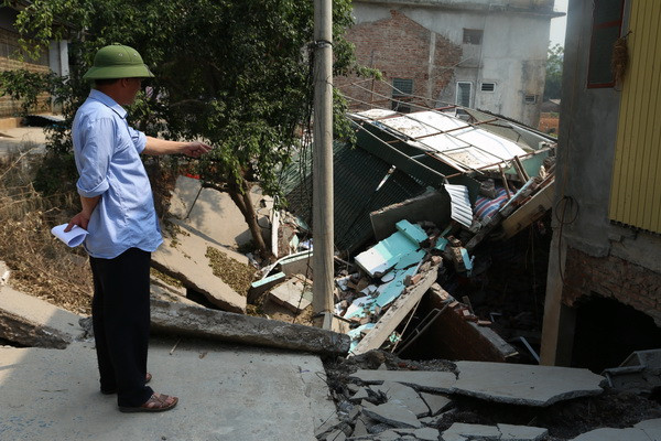 Sụt lún làm sập 4 căn nhà, đường giao thông bị cắt đứt ở huyện Mỹ Đức ảnh 2