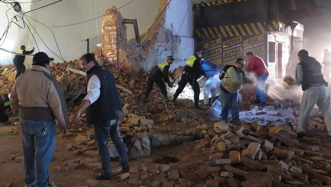 Sau một tiếng nổ lớn, tòa nhà đổ sập trong quá trình trùng tu ảnh 1