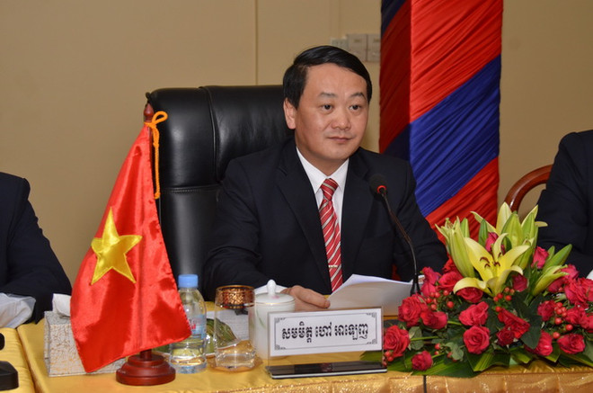 Phó Chủ tịch, Tổng thư ký Ủy ban Trung ương Mặt trận Tổ quốc Việt Nam Hầu A Lềnh phát biểu tại cuộc hội đàm. (Ảnh: Chanh Đa/TTXVN) MTTQ Việt Nam và Mặt trận Đoàn kết Campuchia tăng cường hợp tác ảnh 2