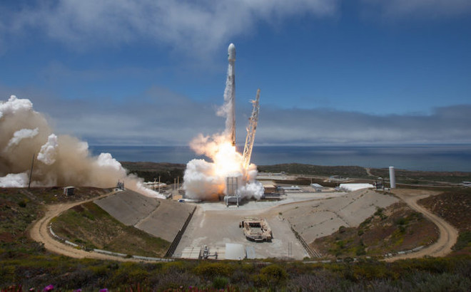Ảnh minh họa. (Nguồn: spaceflightnow.com) SpaceX đưa hai vệ tinh giám sát mực nước Trái Đất lên vũ trụ ảnh 1