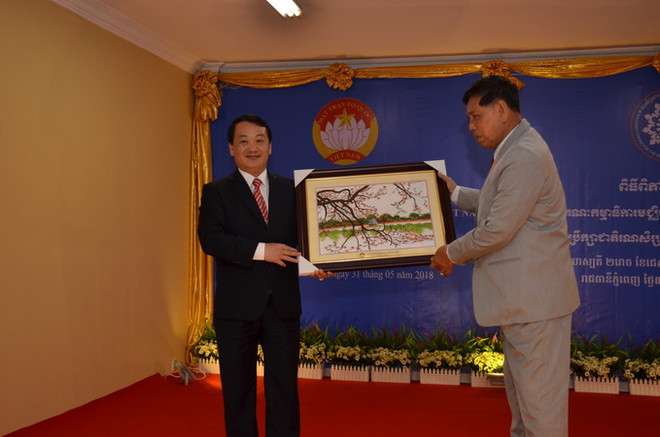 Phó Chủ tịch, Tổng thư ký Ủy ban Trung ương Mặt trận Tổ quốc Việt Nam Hầu A Lềnh tặng quà cho Đoàn Mặt trận Đoàn kết Phát triển Tổ quốc Campuchia. (Ảnh: Chanh Đa/TTXVN) MTTQ Việt Nam và Mặt trận Đoàn kết Campuchia tăng cường hợp tác ảnh 4