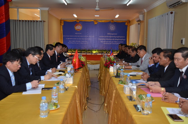 Quang cảnh buổi hội đàm. (Ảnh: Chanh Đa/TTXVN) MTTQ Việt Nam và Mặt trận Đoàn kết Campuchia tăng cường hợp tác ảnh 1