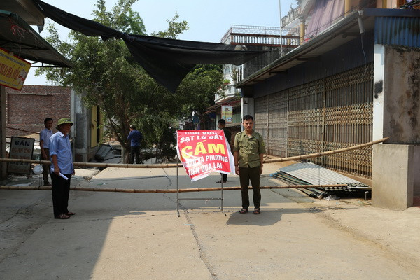 Sụt lún làm sập 4 căn nhà, đường giao thông bị cắt đứt ở huyện Mỹ Đức ảnh 1