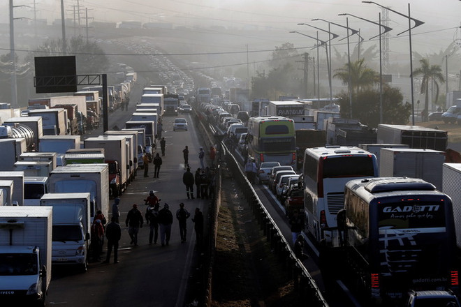 Tổng thống nhượng bộ, cuộc đình công của tài xế Brazil chưa hạ nhiệt ảnh 1