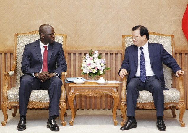 Phó Thủ tướng Trịnh Đình Dũng tiếp ông Ousmane Dione, Giám đốc Quốc gia Ngân hàng Thế giới (WB) tại Việt Nam. (Ảnh: Lâm Khánh/TTXVN) WB sẵn sàng hỗ trợ Việt Nam phát triển hạ tầng giao thông vận tải ảnh 1