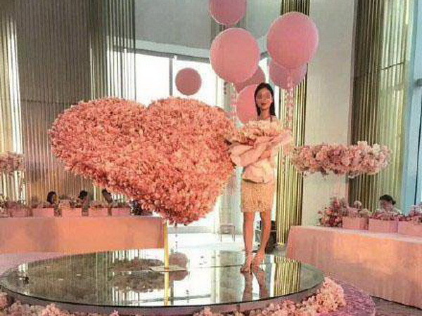 Gây sốc khi tặng bạn gái món quà được làm từ hàng ngàn đồng tiền ảnh 1