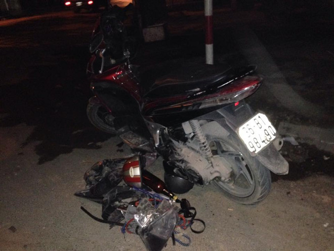 Rượu say đâm vào tường văng ra hàng chục mét, 2 người nguy kịch ảnh 1