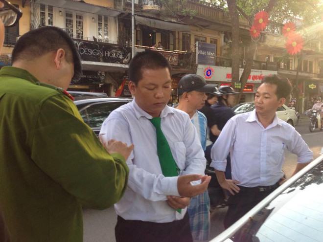 3 kiều nữ "hỗn chiến" với tài xế taxi ngay giữa trung tâm Hà Nội ảnh 1