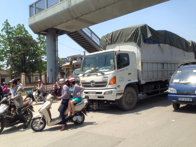 Hà Nội: Một phụ nữ tử vong dưới gầm xe tải khi băng qua ngã ba ảnh 1