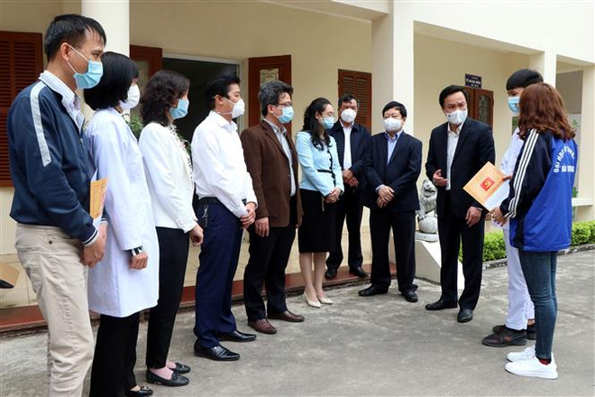 Phó Bí thư Tỉnh ủy Hải Dương Triệu Thế Hùng (thứ 3, từ phải sang) thăm hỏi, động viên, chúc mừng các thầy thuốc, nhân viên y tế và sinh viên các trường y, dược đang trực tiếp trên tuyến đầu chống dịch COVID-19 tại Hải Dương. (Ảnh: Mạnh Tú/TTXVN) Tri ân những chiến sỹ áo trắng chống dịch COVID-19 tại Hải Dương ảnh 2