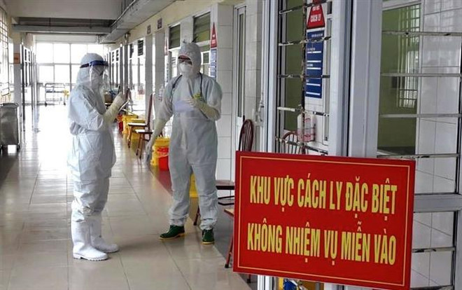 Ngày 30 Tết, các bác sỹ làm việc tại khu vực cách ly đặc biệt ở Quảng Ninh. (Nguồn: TTXVN phát) Quảng Ninh dập dịch nhanh, đưa xã hội về trạng thái bình thường mới ảnh 1