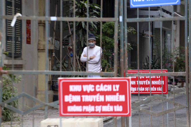 Hình ảnh phong tỏa nơi ở của ca bệnh số 1819 tại phố Dịch Vọng ảnh 1